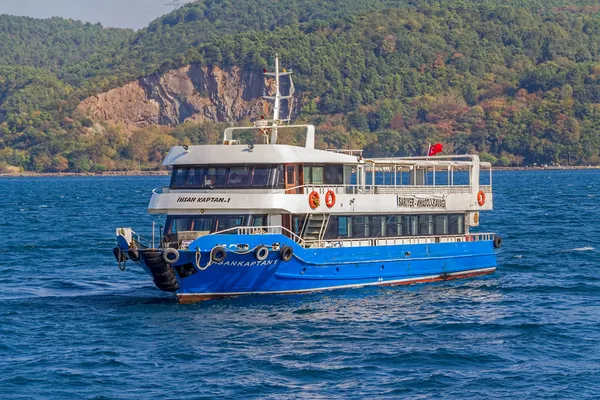 Tourist boat sails Bosphorus — Stock Photo, Image