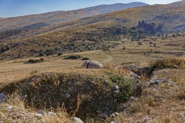 Arnavutluk 'ta komünist dönemde inşa edilmiş somut askeri sığınak kalıntıları