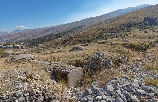 Betonnen militaire bunkers gebouwd in het communistische tijdperk Albanië — Stockfoto