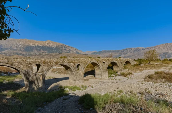 Arnavutluk 'taki Osmanlı döneminden kalma eski Kordhoce köprüsü — Stok fotoğraf