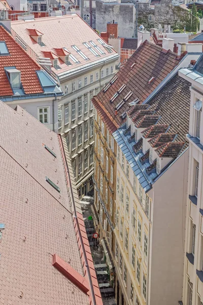 Wien centrum smala gatan byggnader Österrike — Stockfoto