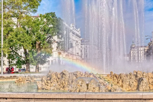 Een reflectie van de regenboog op de fontein — Stockfoto
