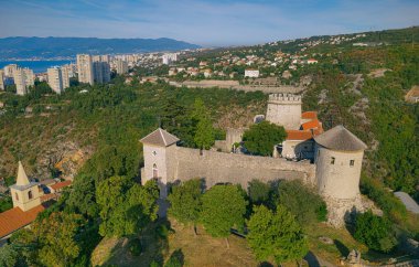 Rijeka 'nın eski ana liman havadan panoramik görüntüsü