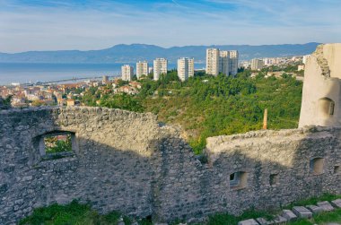 Rijeka 'nın eski ana liman havadan panoramik görüntüsü