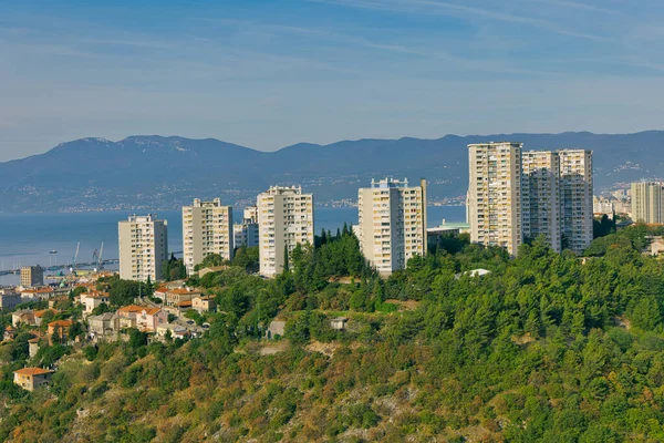 Rijeka edifícios antigos de concreto vista panorâmica aérea — Fotografia de Stock