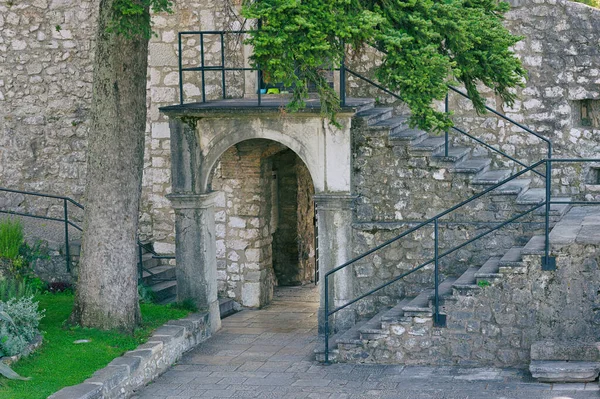 Toegang tot het Trsat kasteel in Rijeka Kroatië — Stockfoto