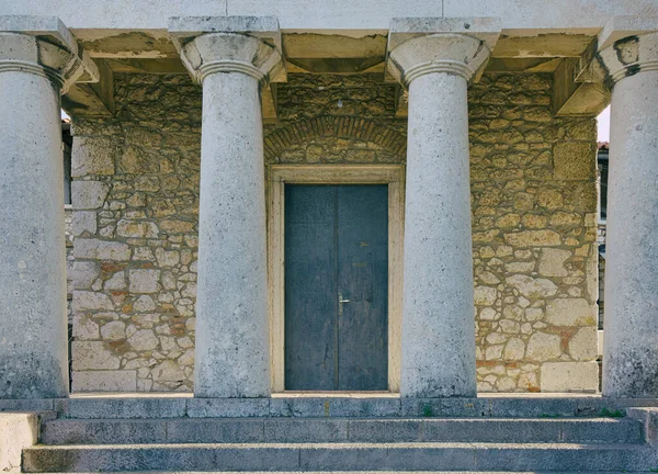 Stara kamienna kaplica Rijeka na dziedzińcu zamku Trsat — Zdjęcie stockowe