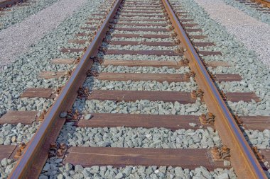 Tren rayları kapanıyor.