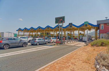 Geçiş gişelerinde bekleyen Dugopolje trafiği böl