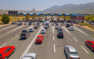 Geçiş gişelerinde bekleyen Dugopolje trafiği böl