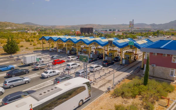 Dugopolje cerca del tráfico de Split esperando en las cabinas de peaje — Foto de Stock