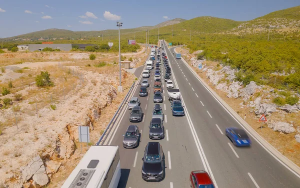 Dugopolje in de buurt van Split verkeer te wachten bij tolhuisjes — Stockfoto