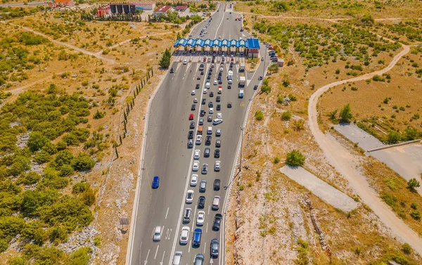 Dugopolje cerca del tráfico de Split esperando en las cabinas de peaje — Foto de Stock