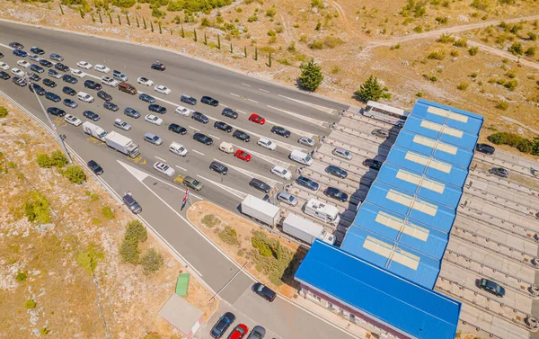 Dugopolje in de buurt van Split verkeer te wachten bij tolhuisjes — Stockfoto