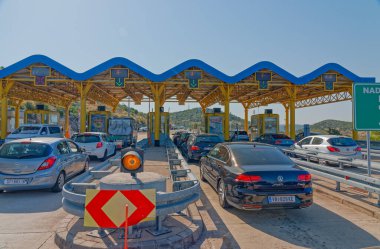 Sibenik yakınlarındaki Dubrava gişelerinde bekliyor.