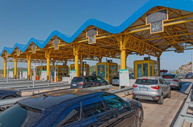 Sibenik yakınlarındaki Dubrava gişelerinde bekliyor.