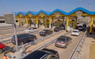 Sibenik yakınlarındaki Dubrava gişelerinde bekliyor.