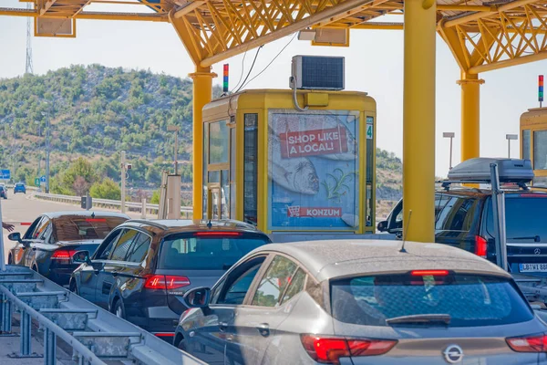 Dubrava in de buurt van Sibenik verkeer te wachten bij tolhuisjes — Stockfoto