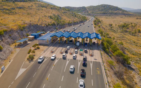 Dubrava in de buurt van Sibenik verkeer te wachten bij tolhuisjes — Stockfoto