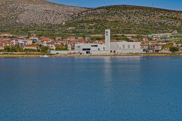 Szent János Pál templom II Trogir Ciovo híd mellett — Stock Fotó