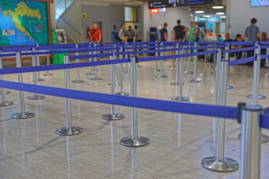 Pula Havaalanı Hırvatistan Havaalanında insanlar kuyrukta bekliyor