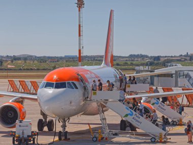 Pula Havaalanı Hırvatistan 'da uçağa binen insanlar