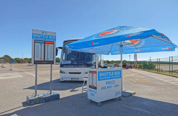 Pula Croacia autobús lanzadera esperando en frente del aeropuerto — Foto de Stock