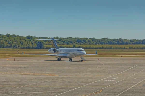 Bombardier Global Express на взлетно-посадочной полосе аэропорта Пула Хорватия — стоковое фото