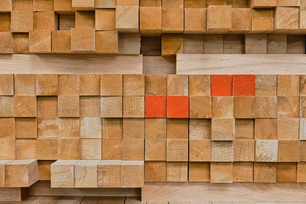 Kereste fabrikasına istiflenmiş odun. Yakın çekim.