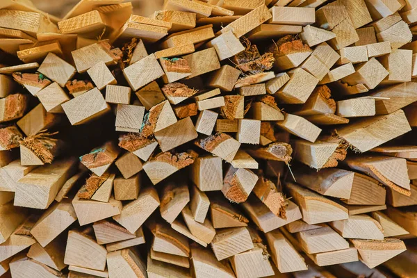 Hromaděné dřevo na pilu zblízka — Stock fotografie