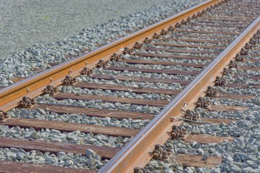 Tren rayları kapanıyor.
