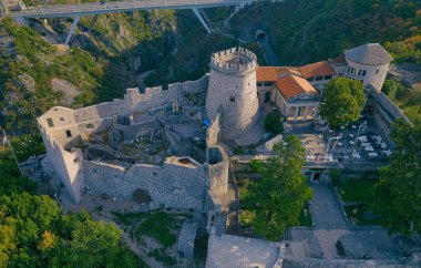 Rijeka 'nın eski ana liman havadan panoramik görüntüsü