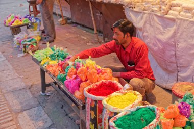 Jaipur Hindistan 'da sokak pazarında satılan renkler