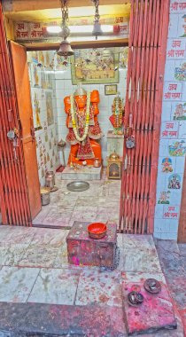 Hindistan 'da Jaipur ikonlarıyla birlikte Tanrı Hanuman sunağı.