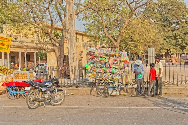 Jaipur människor på stadens gata i Indien — Stockfoto