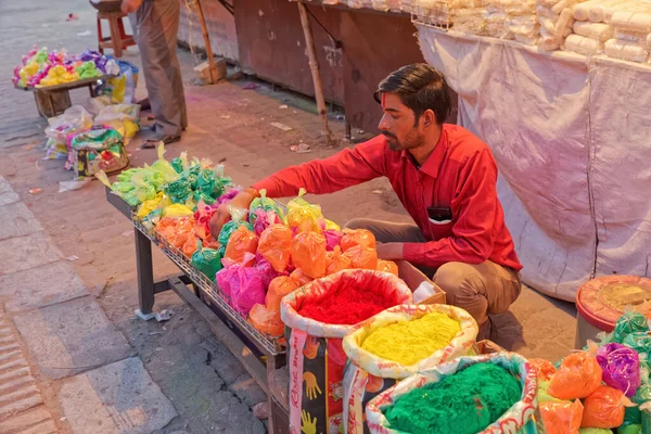 Selling colours at street market in Jaipur India — Stock Photo, Image
