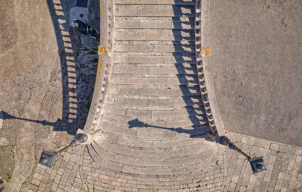 Korcula kasabasının eski ortaçağ merdivenlerinin hava görüntüleri. — Stok fotoğraf