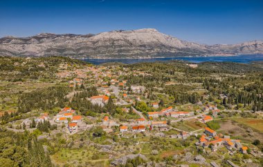 Hırvatistan 'ın Korcula adasındaki küçük Zrnovo köyünün hava görüntüleri