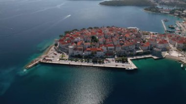 Korcula 'nın eski ortaçağ kasabasının hava görüntüleri.