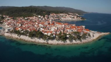 Korcula 'nın eski ortaçağ kasabasının hava görüntüleri.