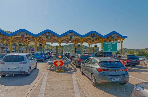 Dubrava near Sibenik, traffic waiting at toll booths — Stock Photo, Image