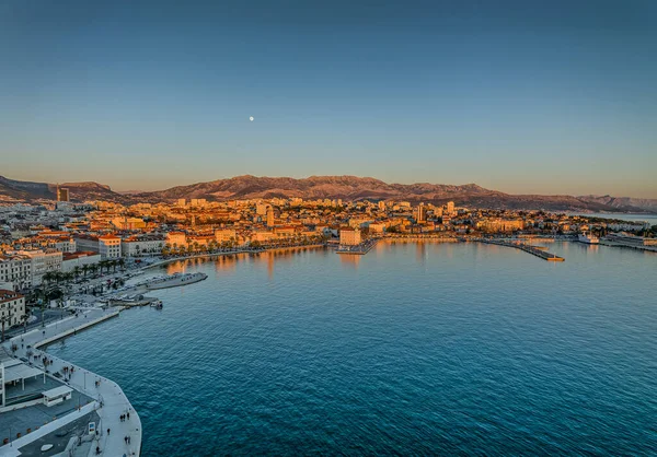 Flygfoto panoramautsikt vid solnedgången i staden Split — Stockfoto