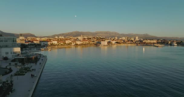 Vista panorâmica aérea ao pôr-do-sol da cidade Split — Vídeo de Stock