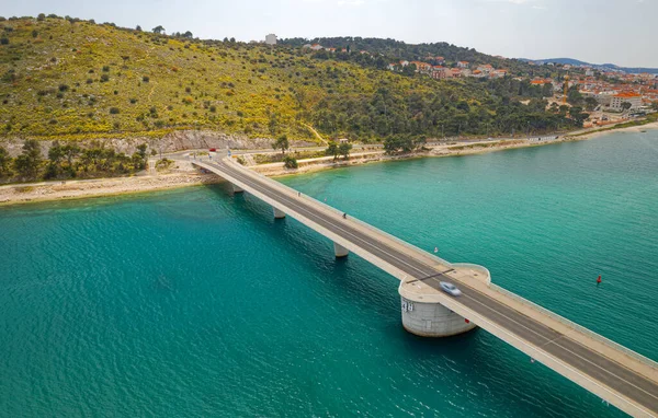 海の上の長い橋の空中トップビュー、クロアチアのCiovo島 — ストック写真