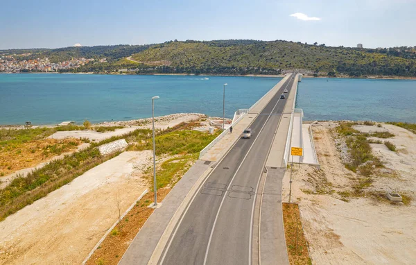 Légi kilátás egy hosszú híd a tenger felett, sziget Ciovo Horvátországban — Stock Fotó