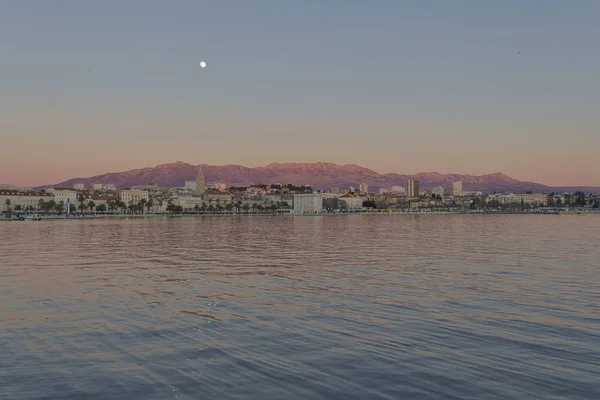 Panorama vid solnedgången i staden Split — Stockfoto