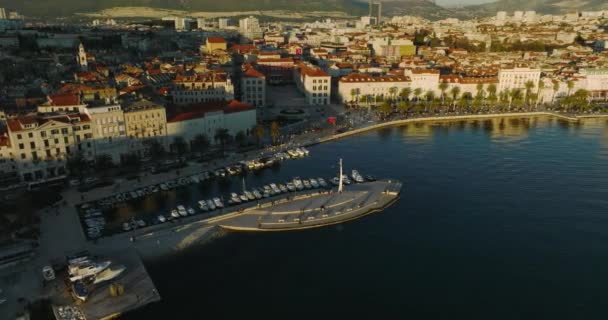 Panorama bij zonsondergang van de stad Split — Stockvideo