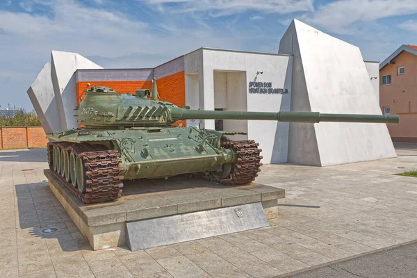 Vukovar viejo tanque en frente de Memorial House of Croatian Defenders —  Fotos de Stock