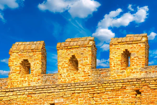 Детали оборонительной стены замка Илок на северо-востоке Хорватии — стоковое фото