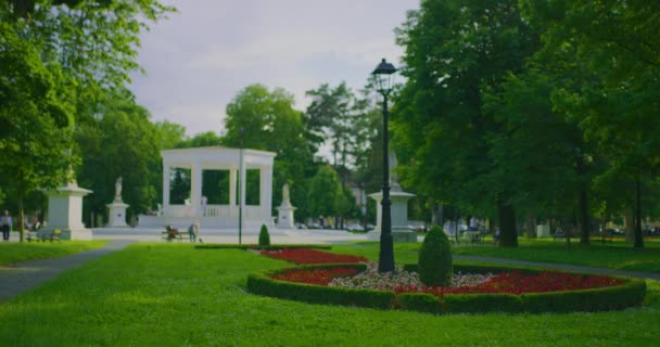 Pavilhão de pedra Bjelovar no centro da cidade Croácia — Vídeo de Stock